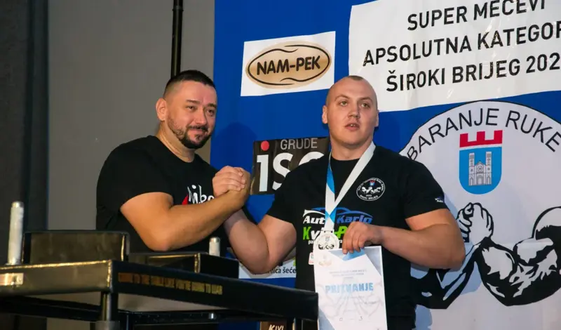 FOTO: Obaranje ruke u hercegovačkom gradu okupilo natjecatelje iz Hrvatske, Crne Gore, BiH...