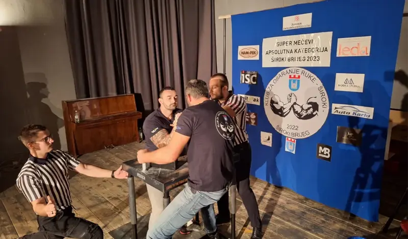 FOTO: Obaranje ruke u hercegovačkom gradu okupilo natjecatelje iz Hrvatske, Crne Gore, BiH...