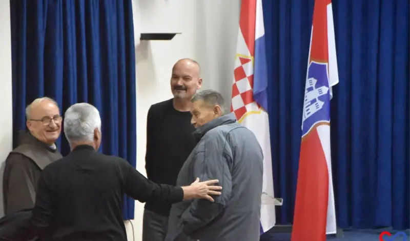 FOTO: Uoči 18.11. u Grudama - Zapaljene svijeće, prikazan film Zidine