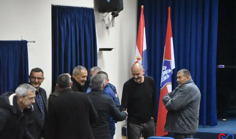 FOTO: Uoči 18.11. u Grudama - Zapaljene svijeće, prikazan film Zidine