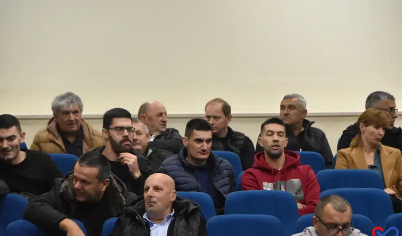 FOTO: Uoči 18.11. u Grudama - Zapaljene svijeće, prikazan film Zidine