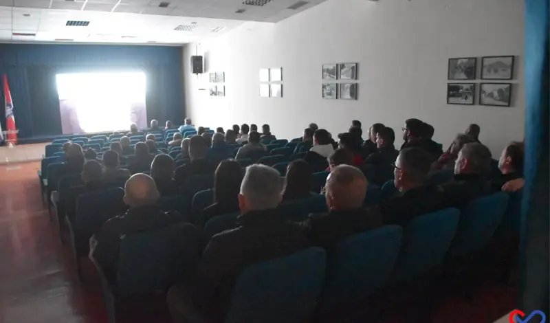 FOTO: Uoči 18.11. u Grudama - Zapaljene svijeće, prikazan film Zidine