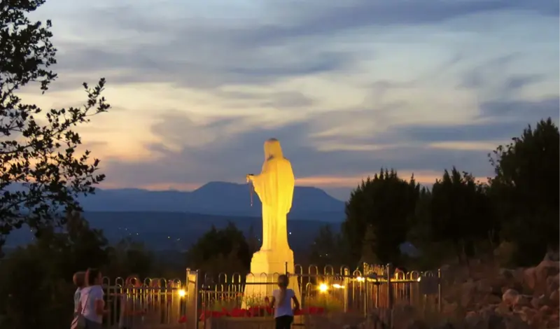 Gospina poruka svijetu preko Međugorja: Molite u svijetu koji nema nade kako bi se osjetila radost iščekivanja Kralja mira