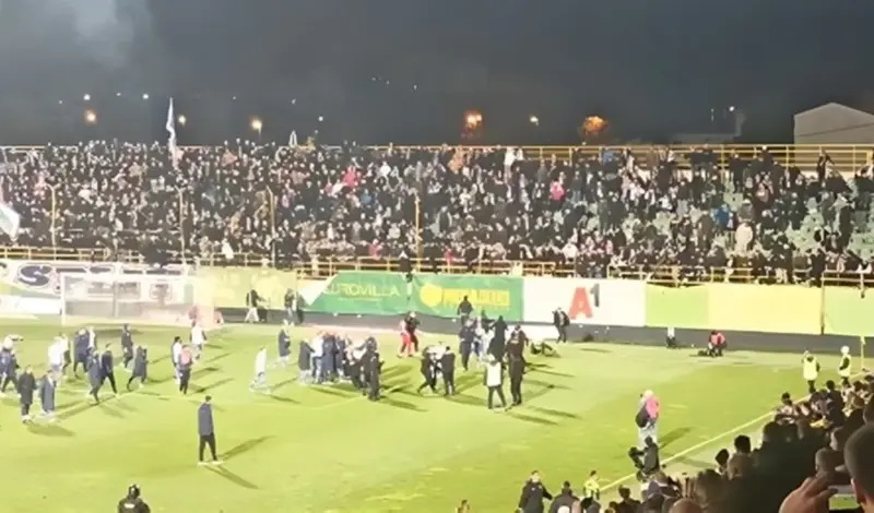 Hajduk slavio, a nekoliko navijača Bijelih tuklo zaštitare, smirivao ih i Livaja