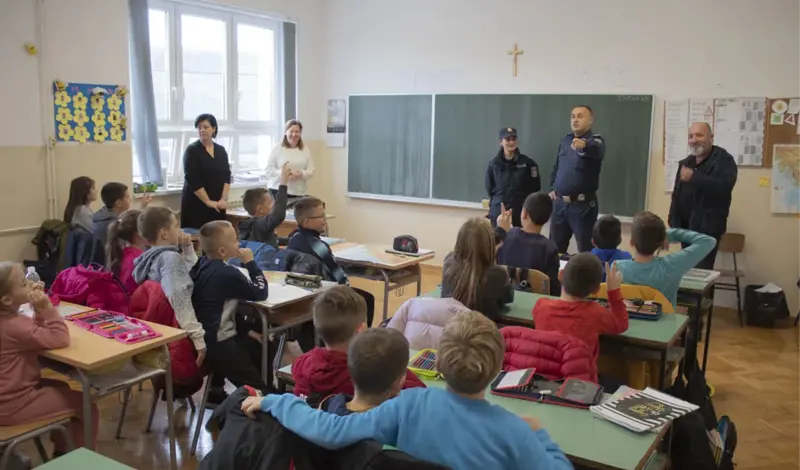 Auto-moto klub Široki Brijeg provodi akciju ''Počela je školska godina'' FOTO