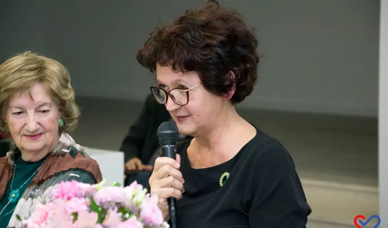 FOTO: Snježana Lovrić, pjesnikinja i slikarica podrijetlom iz Drinovaca, u prepunoj Kosači predstavila knjigu 'Čuvarkuća u tišini'