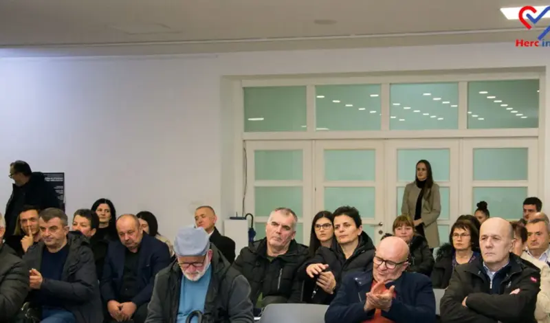 FOTO: Snježana Lovrić, pjesnikinja i slikarica podrijetlom iz Drinovaca, u prepunoj Kosači predstavila knjigu 'Čuvarkuća u tišini'