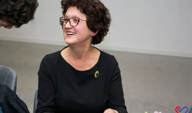 FOTO: Snježana Lovrić, pjesnikinja i slikarica podrijetlom iz Drinovaca, u prepunoj Kosači predstavila knjigu 'Čuvarkuća u tišini'