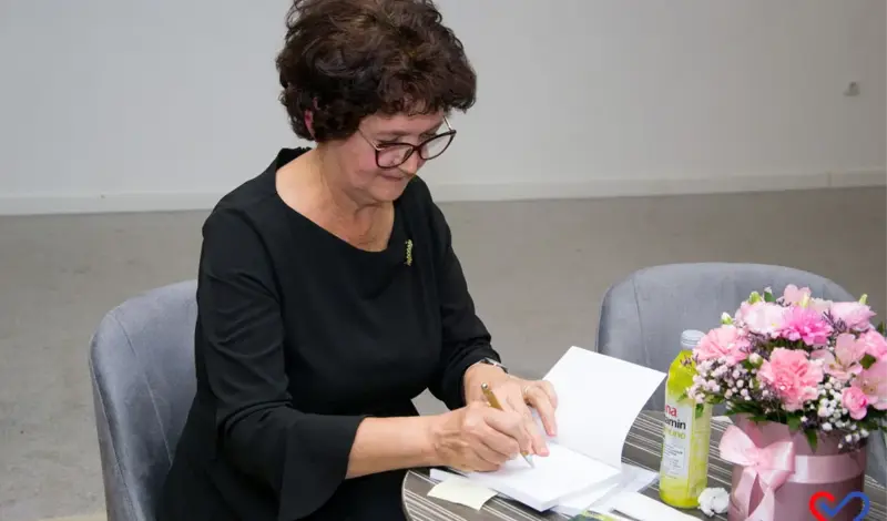 FOTO: Snježana Lovrić, pjesnikinja i slikarica podrijetlom iz Drinovaca, u prepunoj Kosači predstavila knjigu 'Čuvarkuća u tišini'
