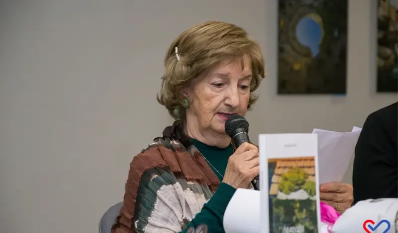 FOTO: Snježana Lovrić, pjesnikinja i slikarica podrijetlom iz Drinovaca, u prepunoj Kosači predstavila knjigu 'Čuvarkuća u tišini'