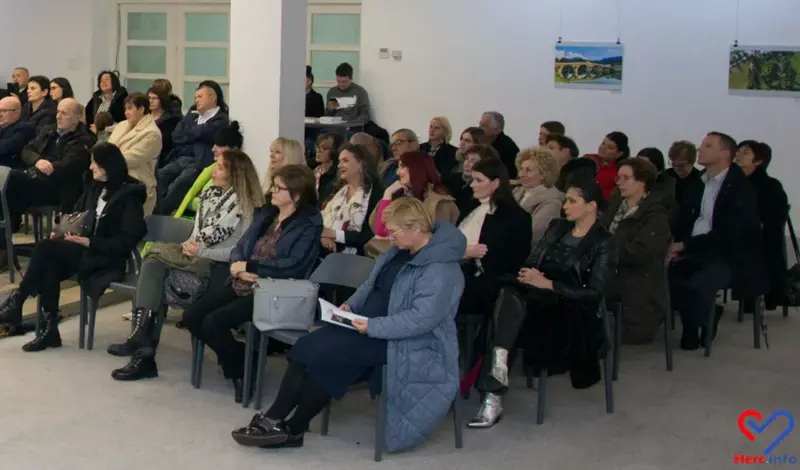 FOTO: Snježana Lovrić, pjesnikinja i slikarica podrijetlom iz Drinovaca, u prepunoj Kosači predstavila knjigu 'Čuvarkuća u tišini'