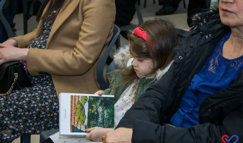 FOTO: Snježana Lovrić, pjesnikinja i slikarica podrijetlom iz Drinovaca, u prepunoj Kosači predstavila knjigu 'Čuvarkuća u tišini'