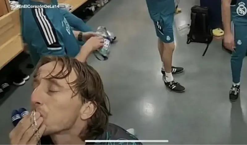 Luka Modrić ljubi krunicu, slika koja je obišla svijet