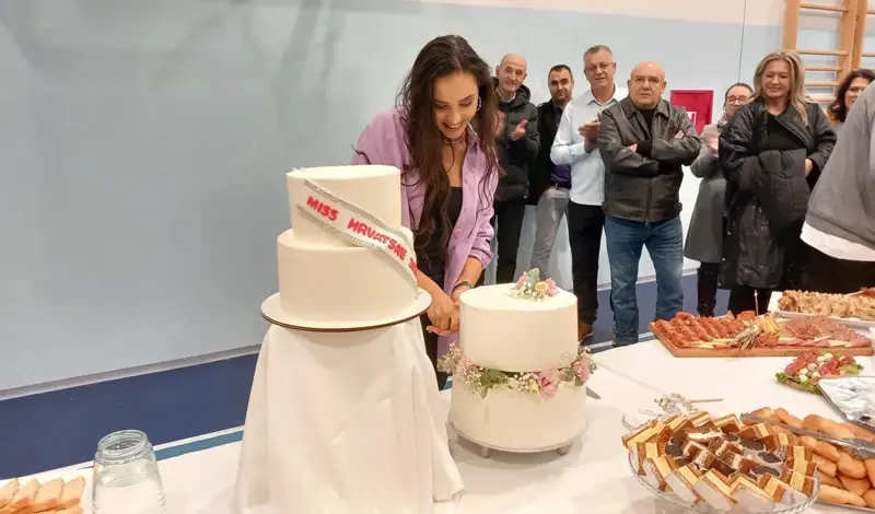 FOTO: Veliki doček za Miss Hrvatske u Tomislavgradu! Potekle i suze, nebo obasjao vatromet