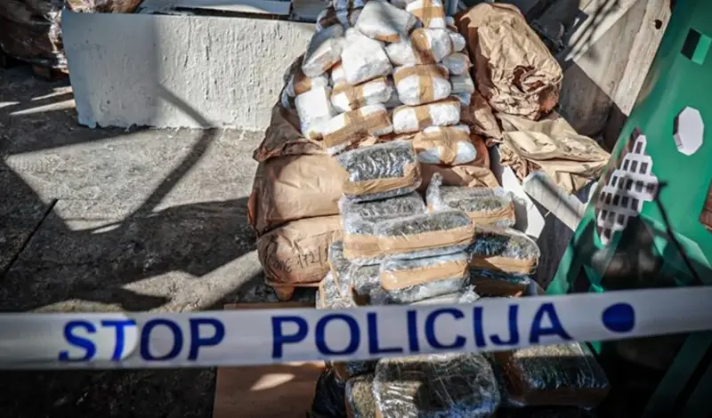 Krim policajac otkrio gdje dileri drže drogu, ukrao 49 kilograma pa dilao