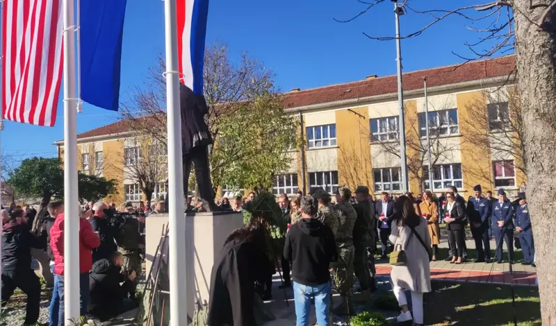 U rodnom Ljubuškom podignut spomenik američkom heroju Drugog svjetskog rata