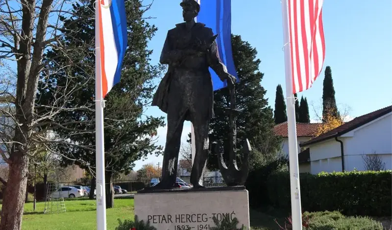 U rodnom Ljubuškom podignut spomenik američkom heroju Drugog svjetskog rata
