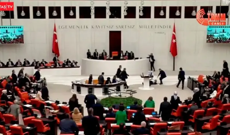 VIDEO: Turski zastupnik prokleo Izraelce pa se srušio! Kritično je