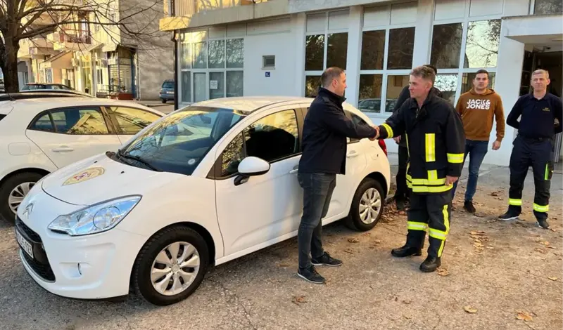 Darko Paradžik Brajo voditelj Službe za zaštitu od požara ŽZH preuzeo vozilo