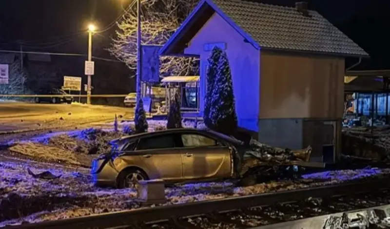 U BiH vlak naletio na auto i prepolovio ga