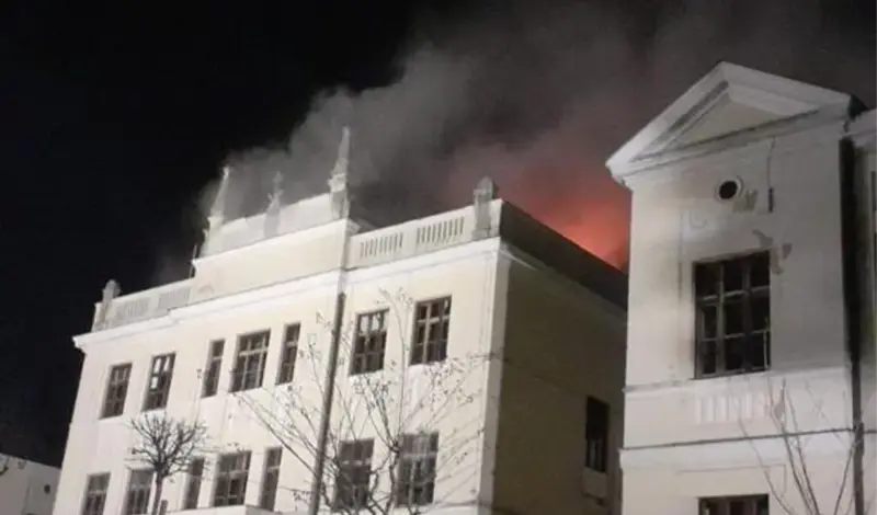Gimnazija na Širokom Brijegu, simbol grada, i dalje gori