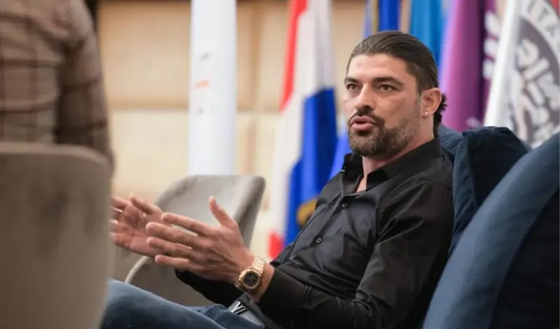 Jača petarda bačena u dvorište kuće nogometnog menadžera Andyja Bare!