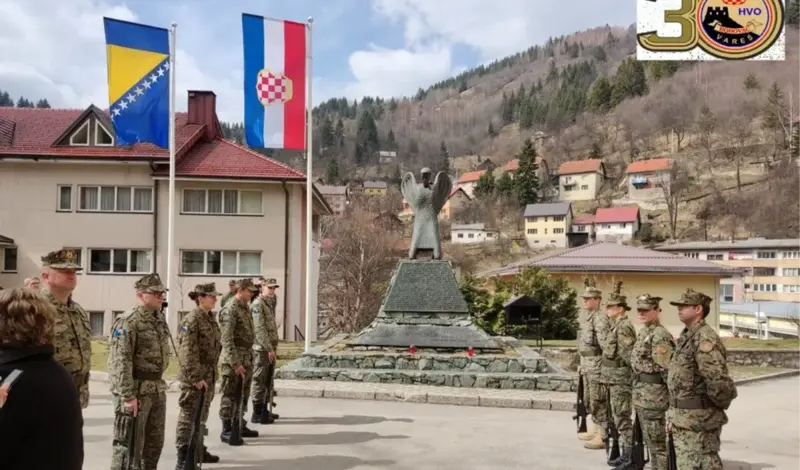 POTVRĐENA OPTUŽNICA: U Varešu skinuli zastavu hrvatskog naroda u BiH i Vatikana, jarbol srušili