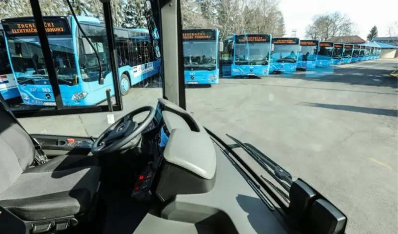 Muškarac ukrao autobus ali je sletio u kanal VIDEO