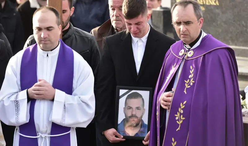 FOTO: Tisuće se došle oprostiti od zadarskog slavuja Davida Ricova (37)