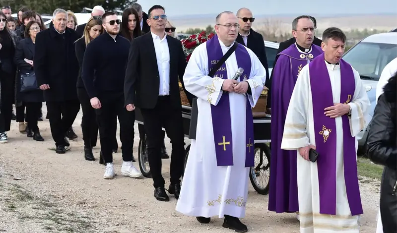 FOTO: Tisuće se došle oprostiti od zadarskog slavuja Davida Ricova (37)