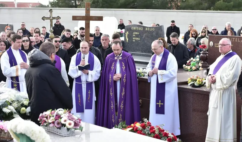 FOTO: Tisuće se došle oprostiti od zadarskog slavuja Davida Ricova (37)