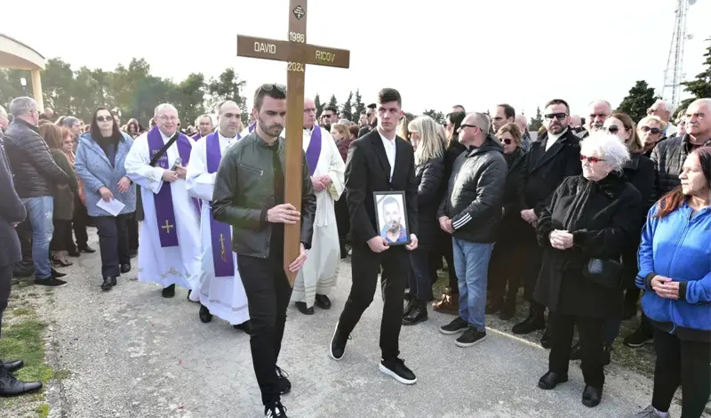 FOTO: Tisuće se došle oprostiti od zadarskog slavuja Davida Ricova (37)