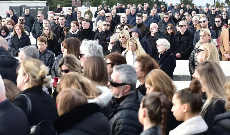 FOTO: Tisuće se došle oprostiti od zadarskog slavuja Davida Ricova (37)