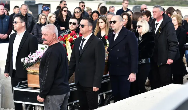 FOTO: Tisuće se došle oprostiti od zadarskog slavuja Davida Ricova (37)