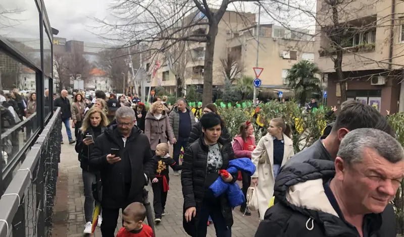 VIDEO: Šjor Bepo Bagulin prodefilirao kroz Mostar, malci karnevalci obukli se u mahune, spidermane, bauštelce...