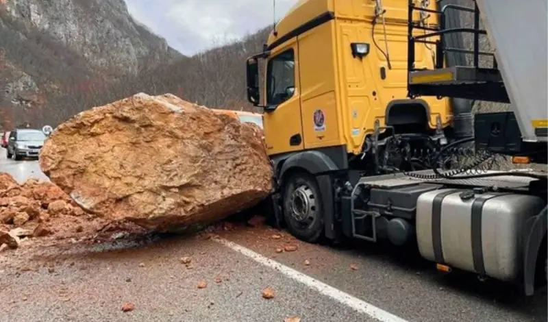 Neviđeno, ogromna stijena blokirala promet