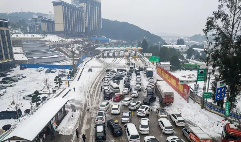 Krš i lom: Više od 100 auta u lančanom sudaru u Kini