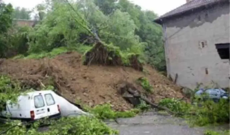 Mostar: Došlo do klizišta iznad privatne kuće, postoji opasnost i za cestu