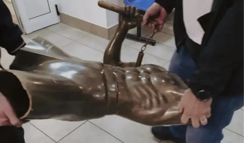 Mostarski Bruce Lee pronađen! Izgleda kao da je bio u ratu, može se auto na njega uvest