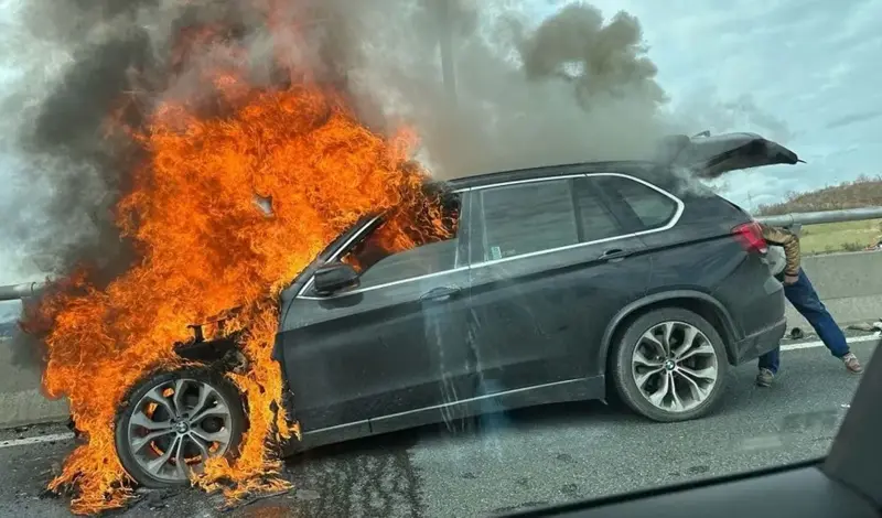 Drama u Sarajevu: Planuo BMW, čovjek spašavao što se moglo spasiti