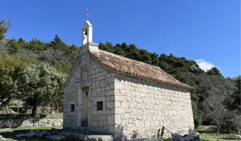 Užas kod Kaštela: Provalili u crkvu, zapalili vatru u oltaru i napravili roštilj! I to pred Uskrs!