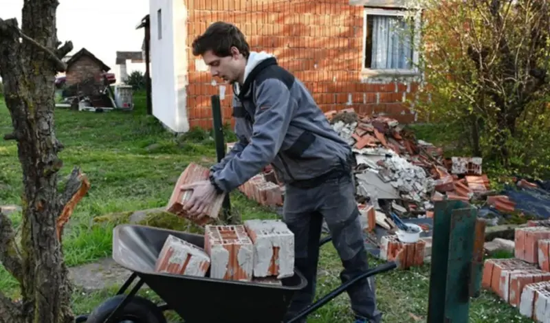 Nakon smrti roditelja Ivan (25) uz financijske poteškoće sam se brine o maloljetnim sestrama