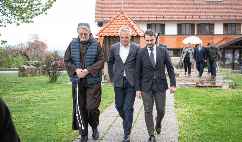FOTO: Zvonko Milas izbornu kampanju počeo s Plehana! Susreo se s franjevcima Pavićem i Šimićem, biskupom Majićem, osluškivao bilo puka...