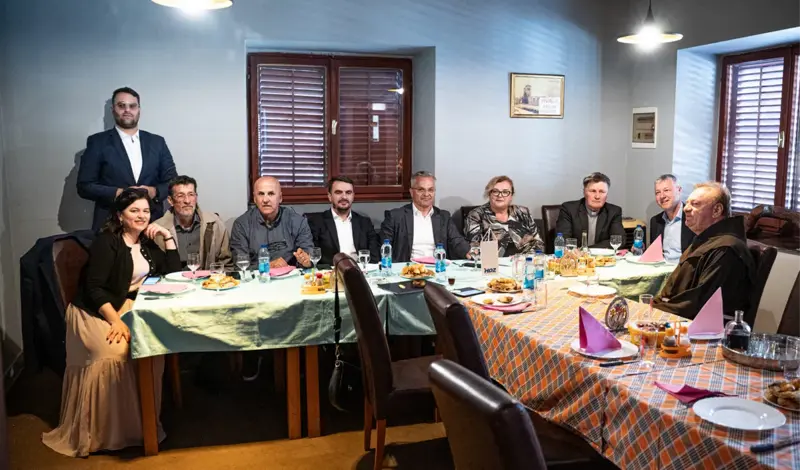 FOTO: Zvonko Milas izbornu kampanju počeo s Plehana! Susreo se s franjevcima Pavićem i Šimićem, biskupom Majićem, osluškivao bilo puka...