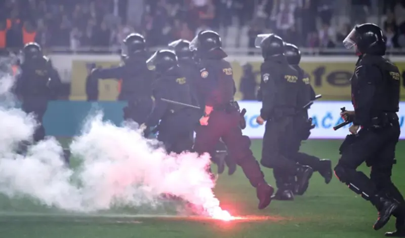U Splitu ozlijeđeno osam policajaca. Jedan je operiran, drugi ima opekline glave