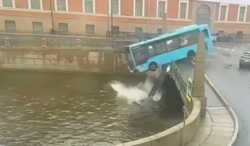 Troje mrtvih nakon pada autobusa u rijeku