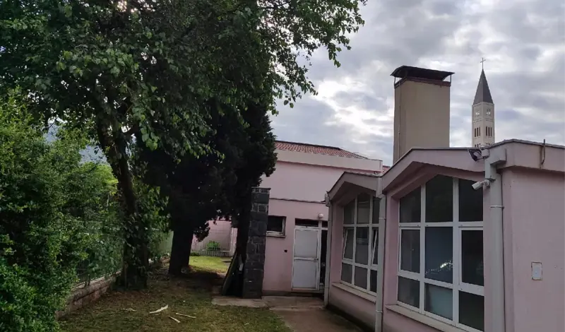 FOTO: Grom udario u drvo pored vrtića u Mostaru! Djeca, srećom, sve prespavala