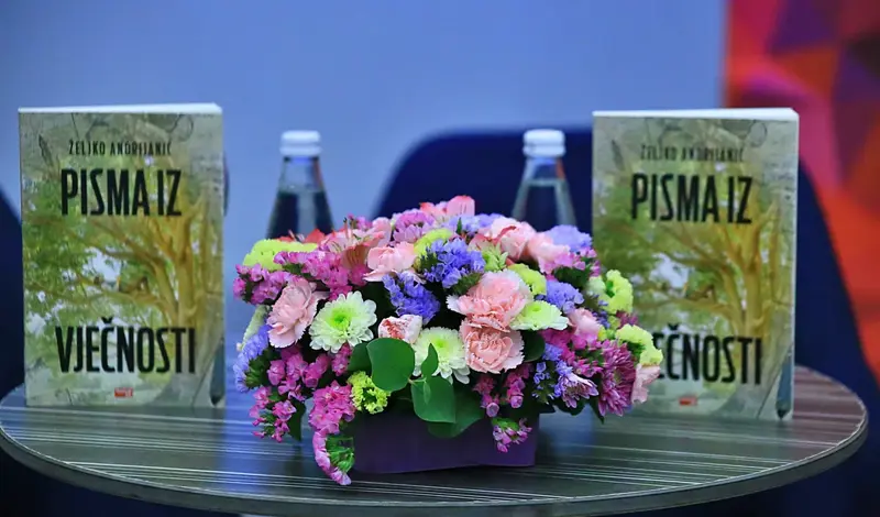FOTO: U prepunoj Kosači predstavljena Pisma iz vječnosti! Predstavljači: Željko Andrijanić uspijeva održati pažnju čitatelja od prvog do zadnjeg slova
