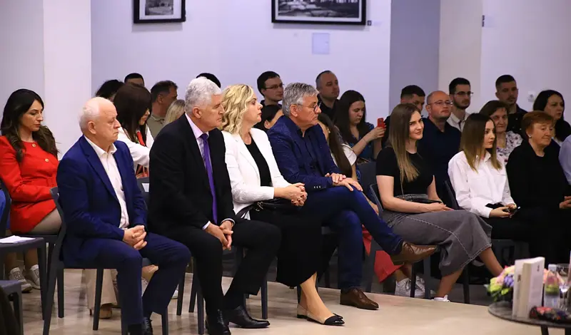 FOTO: U prepunoj Kosači predstavljena Pisma iz vječnosti! Predstavljači: Željko Andrijanić uspijeva održati pažnju čitatelja od prvog do zadnjeg slova
