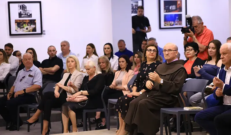 FOTO: U prepunoj Kosači predstavljena Pisma iz vječnosti! Predstavljači: Željko Andrijanić uspijeva održati pažnju čitatelja od prvog do zadnjeg slova